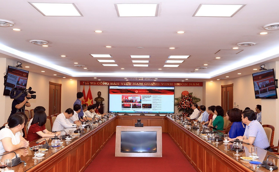 Trưởng Ban Tuyên giáo Trung ương Nguyễn Trọng Nghĩa đến thăm và chúc mừng Thông tấn xã Việt Nam nhân dịp kỷ niệm 97 năm Ngày Báo chí cách mạng Việt Nam. (Ảnh: Tuấn Anh/Thông tấn xã Việt Nam)