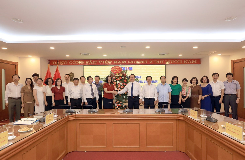 Bí thư Trung ương Đảng, Trưởng Ban Tuyên giáo Trung ương Nguyễn Trọng Nghĩa chúc mừng Thông tấn xã Việt Nam nhân dịp kỷ niệm 97 năm Ngày Báo chí cách mạng Việt Nam. (Ảnh: Tuấn Anh/Thông tấn xã Việt Nam)