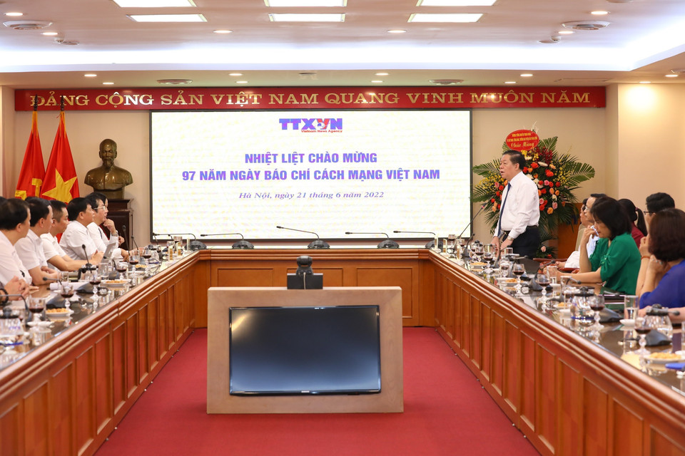 Bí thư Trung ương Đảng, Trưởng Ban Tuyên giáo Trung ương Nguyễn Trọng Nghĩa phát biểu chúc mừng lãnh đạo, phóng viên, biên tập viên, công nhân viên Thông tấn xã Việt Nam. (Ảnh: Hoàng Hiếu/Thông tấn xã Việt Nam)