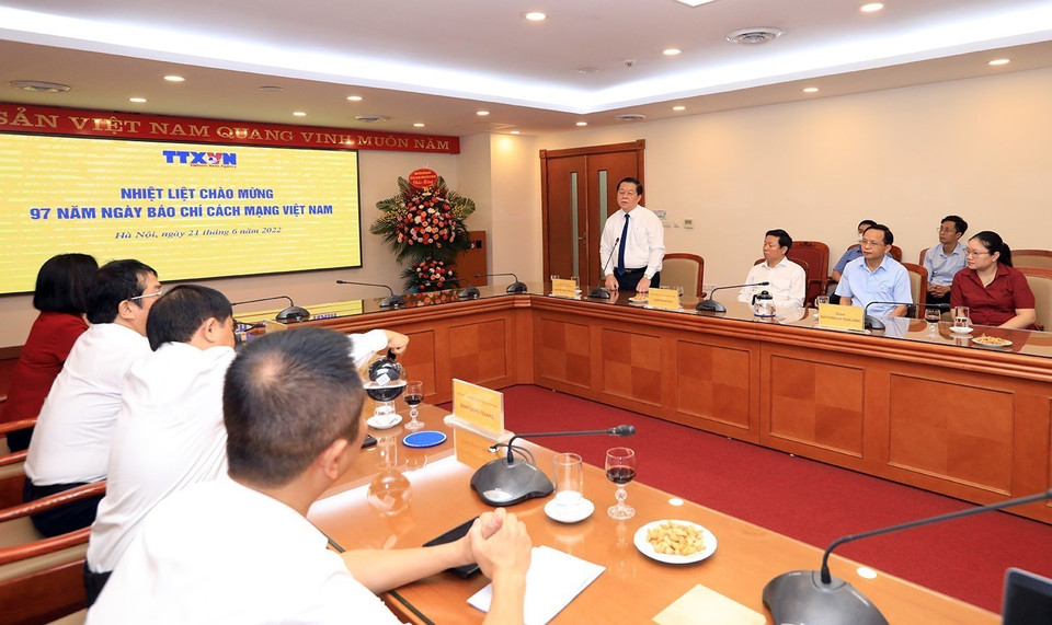 Bí thư Trung ương Đảng, Trưởng Ban Tuyên giáo Trung ương Nguyễn Trọng Nghĩa chúc mừng Thông tấn xã Việt Nam nhân dịp kỷ niệm 97 năm Ngày Báo chí cách mạng Việt Nam. (Ảnh: Tuấn Anh/Thông tấn xã Việt Nam)