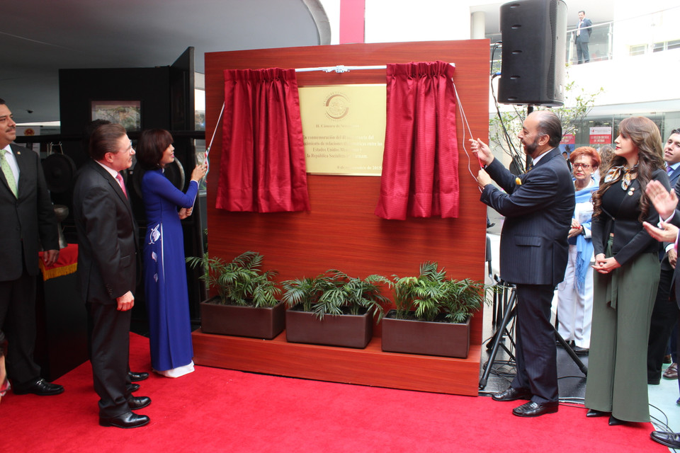 Đại sứ Việt Nam Lê Linh Lan và Chủ tịch Ủy ban Đối ngoại châu Á-Thái Bình Dương Thượng viện Mexico nghị sỹ Teofilo Torres Corzo khai trương biển đồng kỷ niệm 40 năm quan hệ Việt Nam-Mexico. (Ảnh: Việt Hòa/Vietnam+)