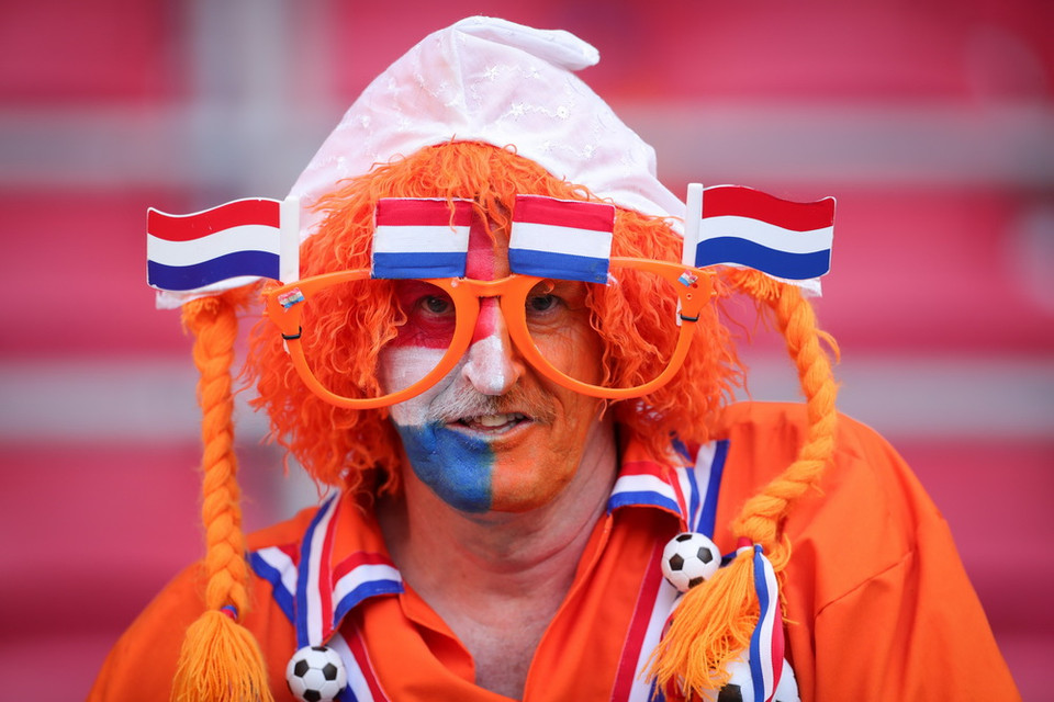 Cổ động viên đội tuyển Hà Lan cổ vũ đội nhà trong trận gặp Ukraine tại bảng C, Vòng chung kết EURO 2020, Amsterdam, Hà Lan, ngày 13/6. (Ảnh: THX/TTXVN)