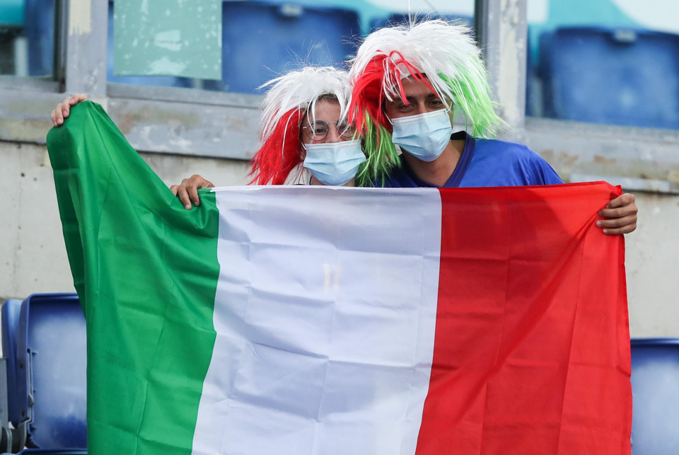 Cổ động viên đội tuyển Italy cổ vũ đội nhà trong trận gặp Thụy Sĩ tại bảng A, Vòng chung kết EURO 2020, Rome, Italy, ngày 16/6. (Ảnh: THX/TTXVN)