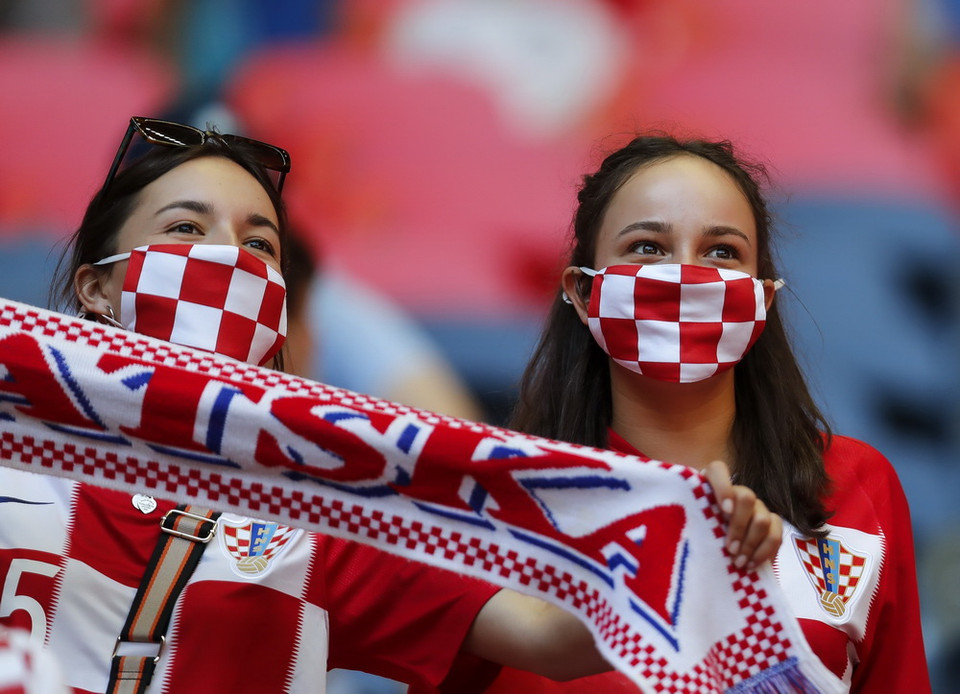 Cổ động viên đội tuyển Croatia cổ vũ đội nhà trong trận gặp Anh tại bảng D, Vòng chung kết EURO 2020, Amsterdam, Hà Lan, ngày 13/6. (Ảnh: THX/TTXVN)