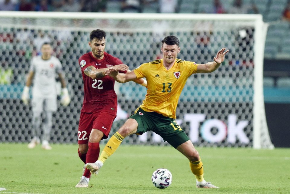 Cầu thủ Kaan Ayhan (trái) của Thổ Nhĩ Kỳ tranh bóng với cầu thủ Kieffer Moore của Xứ Wales trong trận đấu bảng A, Vòng chung kết EURO 2020, Baku, Azerbaijan, ngày 16/6. (Ảnh: THX/TTXVN)