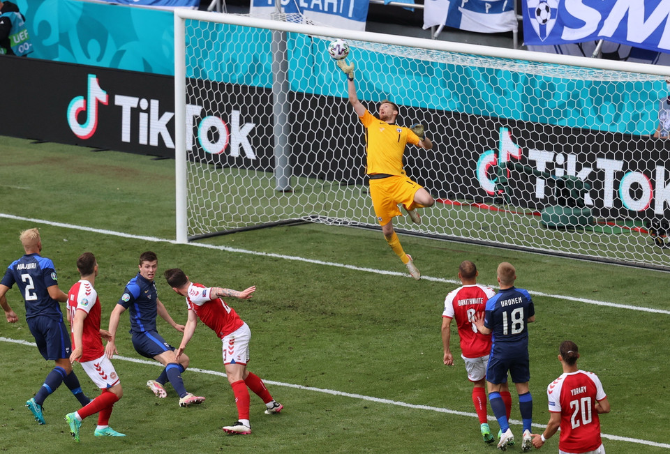 Thủ môn Phần Lan Lucas Hradecky (giữa) liên tiếp cứu thua cho đội nhà trước các đường bóng tấn công của các cầu thủ Đan Mạch. (Ảnh: AFP/TTXVN)