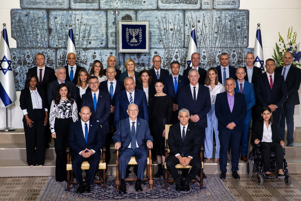 Ngày 13/6, Chính phủ Israel đã tuyên thệ nhậm chức sau khi được Quốc hội nước này (Knesset) bỏ phiếu thông qua cùng ngày với 60 phiếu thuận, 59 phiếu chống và 1 phiếu trắng. Trong ảnh: Tân Thủ tướng Israel Naftali Bennett (trái, phía trước), Tổng thống Reuven Rivlin (giữa, phía trước) và Thủ tướng luân phiên Yair Lapid (phải, phía trước) chụp ảnh chung với các thành viên nội các tại Jerusalem ngày 14/6. (Ảnh: THX/TTXVN)