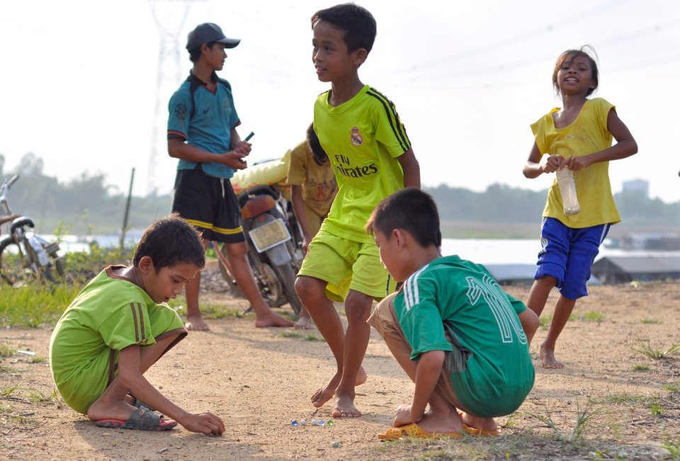 Anh Nguyễn Văn Cường cư dân làng bè hàng ngày dùng ống thở lặn xuống đáy sông để tìm bắt ba ba bán. (Ảnh: Công Phong/TTXVN)