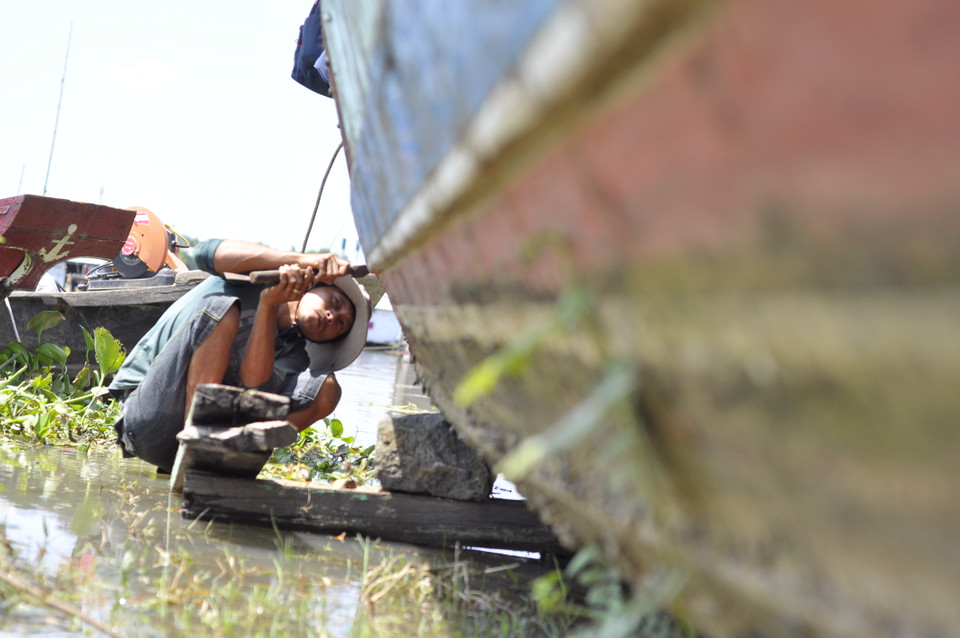 Thuyền của gia đình anh Trần Ngọc Nam đã cũ, hư hỏng nhiều, anh thường xuyên phải tự sửa chữa. (Ảnh: Công Phong/TTXVN)