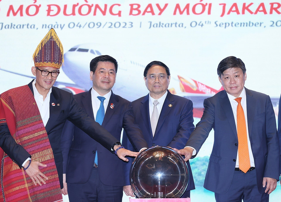 Thủ tướng Phạm Minh Chính và các đại biểu thực hiện Nghi thức Khai trương Đường bay thẳng Hà Nội-Jakarta của VietjetAir. (Ảnh: Dương Giang/TTXVN)