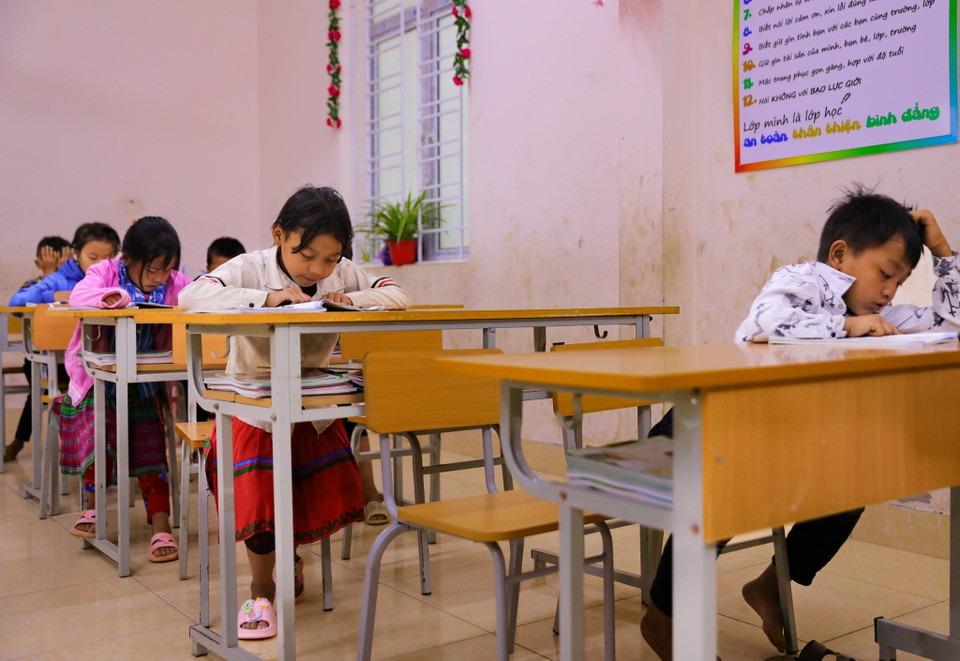 Do điều kiện đường giao thông nhiều nơi chưa thuận lợi, khoảng cách từ nhà đến trường tương đối xa nên phần lớn các em học bán trú, sáng ngày học đầu tiên cũng là lúc các em tạm rời xa vòng tay cha mẹ để “nhập trường," tiếp tục hành trình thu nạp kiến thức với thầy cô, bạn bè. (Ảnh: Nam Thái/TTXVN)