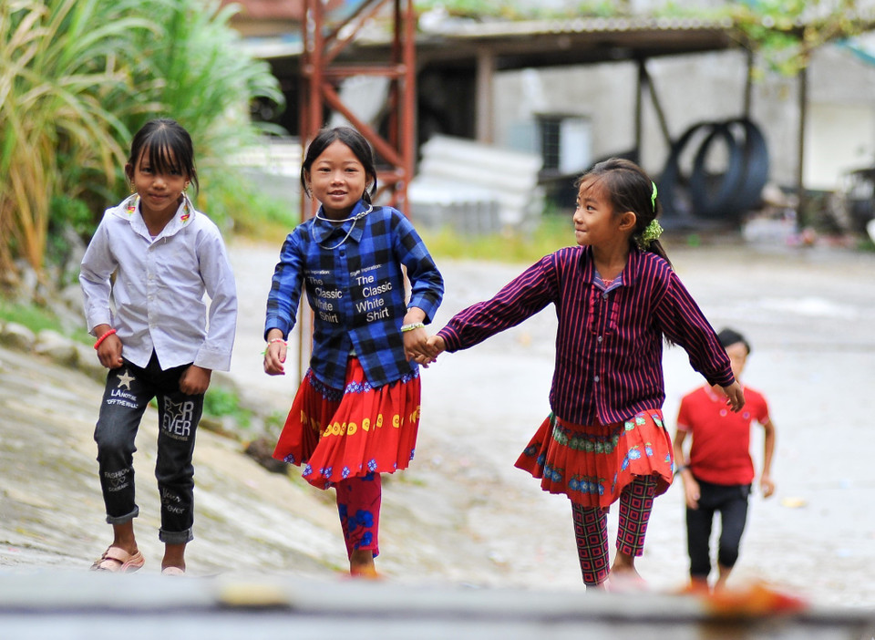 Niềm vui, tâm trạng hân hoan, phấn khởi thể hiện rõ nét trên những khuân mặt nhỏ bé khi được gặp thầy, gặp bạn sau quãng thời gian nghỉ Hè. (Ảnh: Nam Thái/TTXVN)