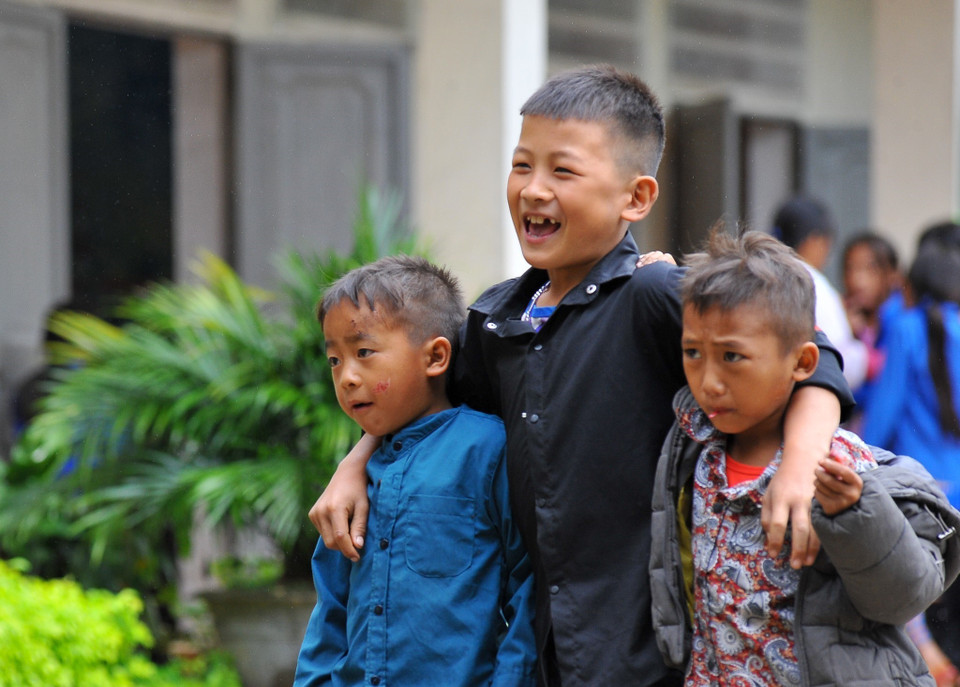 Mặc dù thời tiết không thuận lợi, mưa lớn kéo dài từ đêm đến sáng, nhưng đa phần các em học sinh đều có mặt tại trường từ rất sớm. (Ảnh: Nam Thái/TTXVN)