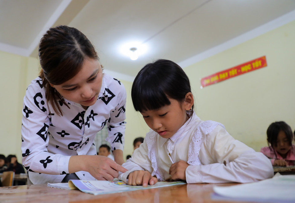 Thầy cô giáo tận tình truyền tải kiến thức cho học sinh. (Ảnh: Nam Thái/TTXVN)