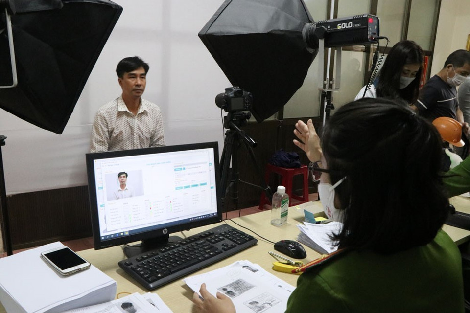 Người dân làm thủ tục cấp căn cước công dân tại Phòng Cảnh sát quản lý hành chính về trật tự xã hội, Công an tỉnh Hải Dương. (Ảnh: Mạnh Minh/TTXVN)