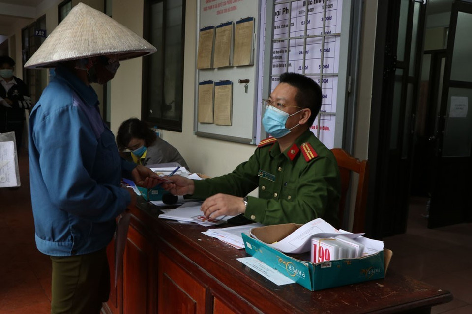 Người dân làm thủ tục cấp căn cước công dân tại Phòng Cảnh sát quản lý hành chính về trật tự xã hội, Công an tỉnh Hải Dương. (Ảnh: Mạnh Minh/TTXVN)