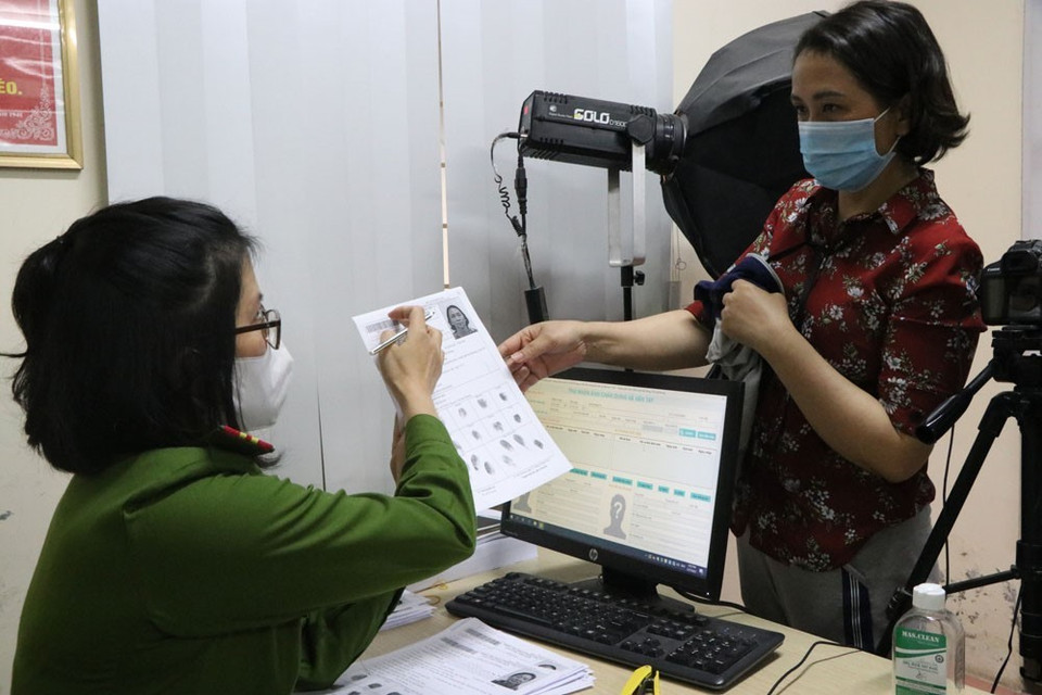 Người dân làm thủ tục cấp căn cước công dân tại Phòng Cảnh sát quản lý hành chính về trật tự xã hội, Công an tỉnh Hải Dương. (Ảnh: Mạnh Minh/TTXVN)