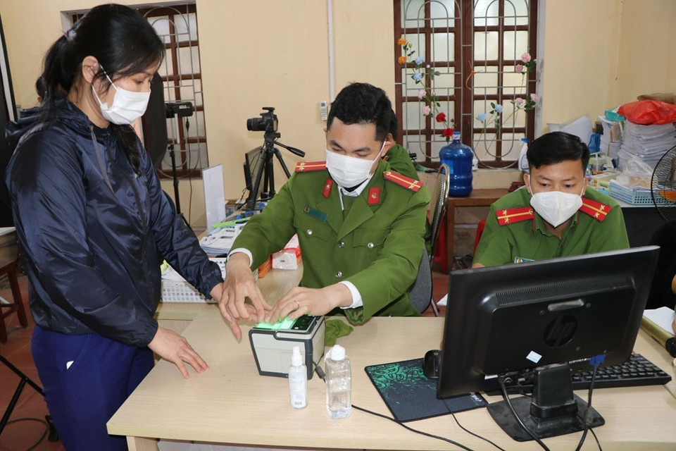 Công an thành phố Chí Linh bố trí 37 cán bộ chiến sỹ phục vụ cho việc cấp căn cước, tăng gấp đôi quân số so với thời điểm thông thường. (Ảnh: Mạnh Minh/TTXVN)