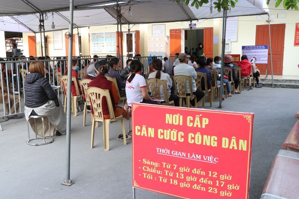 Công dân đến làm căn cước tại trụ sở Một cửa UBND thị xã Kinh Môn chấp hành nghiêm quy định 5K để phòng chống dịch COVID-19. (Ảnh: Mạnh Minh/TTXVN)