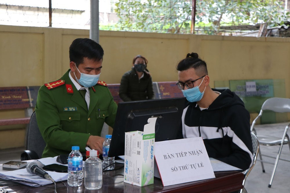 Công dân đến làm căn cước tại trụ sở Một cửa Ủy ban Nhân dân thị xã Kinh Môn chấp hành nghiêm quy định 5K để phòng chống dịch COVID-19. (Ảnh: Mạnh Minh/TTXVN)