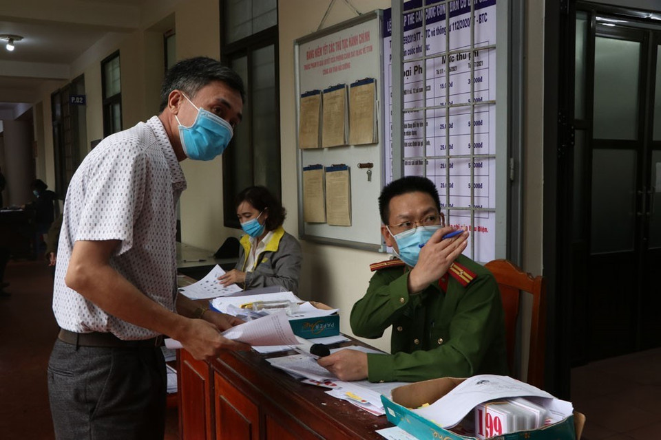 Người dân làm thủ tục cấp căn cước công dân tại Phòng Cảnh sát quản lý hành chính về trật tự xã hội, Công an tỉnh Hải Dương. (Ảnh: Mạnh Minh/TTXVN)