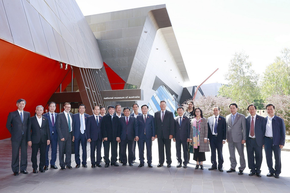 Chủ tịch Quốc hội Vương Đình Huệ cùng Đoàn đại biểu Quốc hội Việt Nam chụp ảnh lưu niệm tại Bảo tàng quốc gia Australia. (Ảnh: Doãn Tấn/TTXVN)