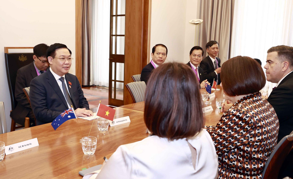 Chủ tịch Quốc hội Vương Đình Huệ hội đàm với Chủ tịch Thượng viện Sue Lines và Chủ tịch Hạ viện Milton Dick. (Ảnh: Doãn Tấn/TTXVN)