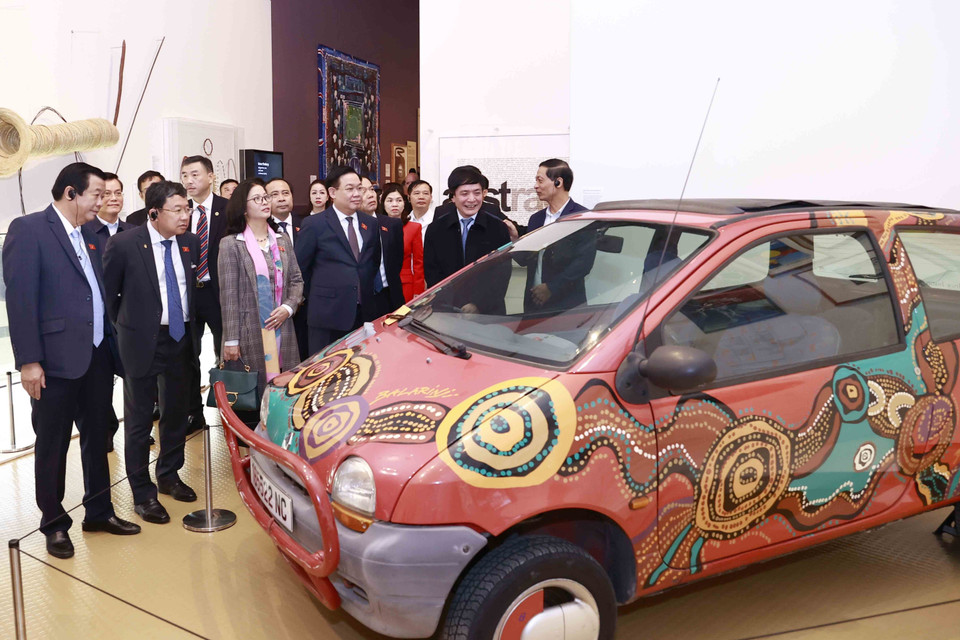 Chủ tịch Quốc hội Vương Đình Huệ và đại biểu nghe giới thiệu về hiện vật trưng bày tại Bảo tàng quốc gia Australia. (Ảnh: Doãn Tấn/TTXVN)