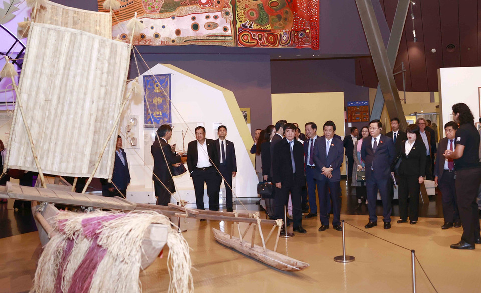 Chủ tịch Quốc hội Vương Đình Huệ và đại biểu nghe giới thiệu về hiện vật trưng bày tại Bảo tàng quốc gia Australia. (Ảnh: Doãn Tấn/TTXVN)