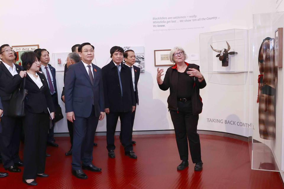 Chủ tịch Quốc hội Vương Đình Huệ và đại biểu nghe giới thiệu về hiện vật trưng bày tại Bảo tàng quốc gia Australia. (Ảnh: Doãn Tấn/TTXVN)