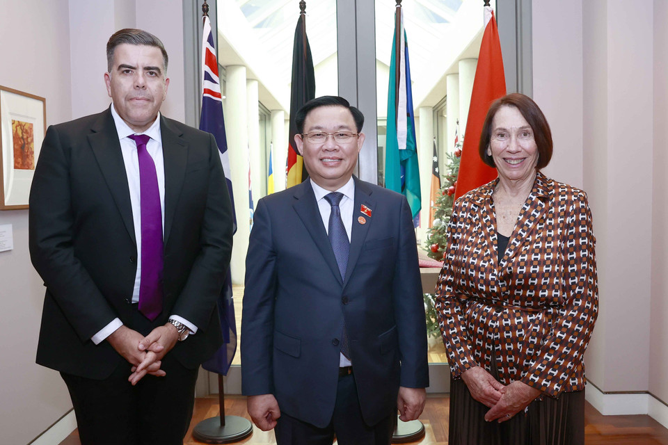 Chủ tịch Quốc hội Vương Đình Huệ chụp ảnh chung với Chủ tịch Thượng viện Sue Lines và Chủ tịch Hạ viện Milton Dick. (Ảnh: Doãn Tấn/TTXVN)