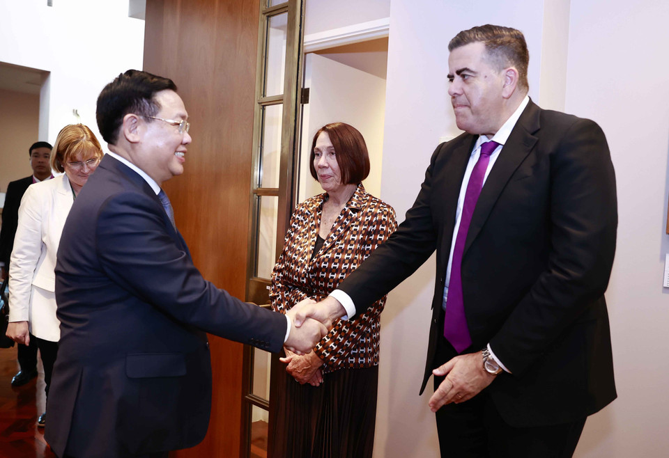 Chủ tịch Quốc hội Vương Đình Huệ với Chủ tịch Hạ viện Milton Dicks. (Ảnh: Doãn Tấn/TTXVN)