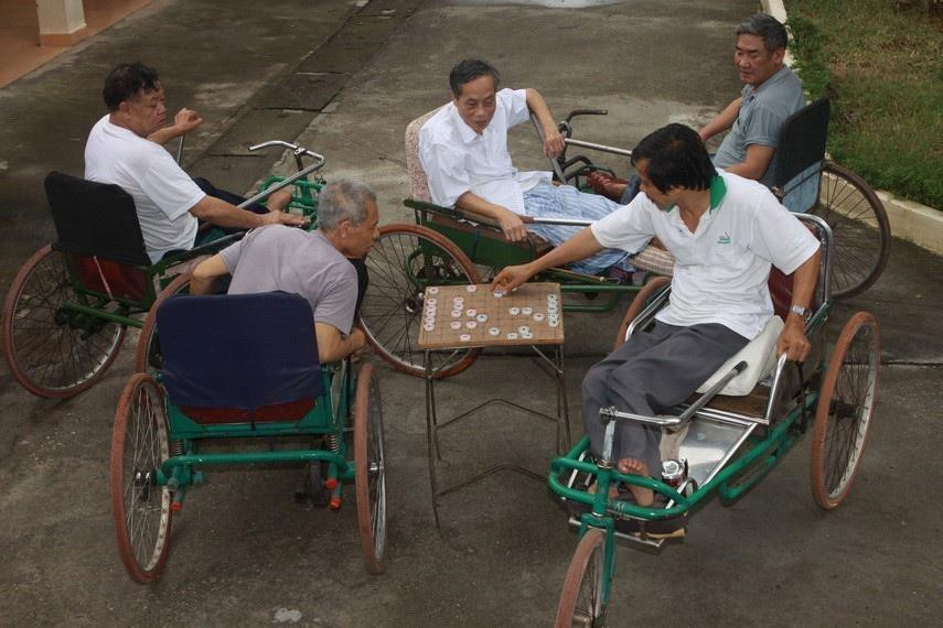 Các thương binh tại Trung tâm Điều dưỡng thương binh Thuận Thành, tỉnh Bắc Ninh chơi cờ tướng. (Ảnh: Anh Tuấn/TTXVN)