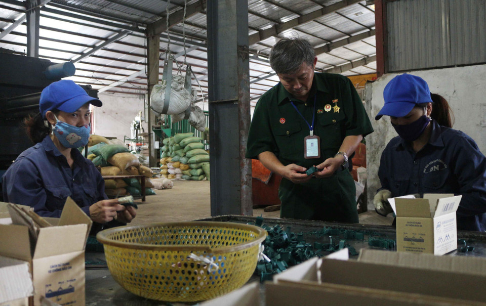 Thương binh hạng 4/4 Nguyễn Tiến Định, xã Nghi Phú, thành phố Vinh (Nghệ An) với ý chí của Bộ đội cụ Hồ đã vươn lên phát triển kinh tế, trở thành doanh nghiệp đầu tiên sản xuất sản phẩm ke chống bão ở Việt Nam. (Ảnh: Nguyễn Oanh/TTXVN)
