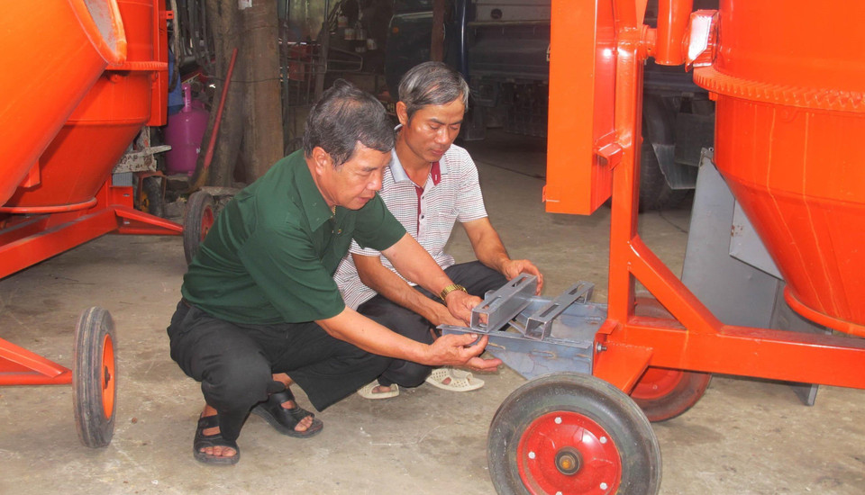 Ông Đặng Ngọc Toàn (sinh năm 1948), xóm Chợ Dầu, xã Khánh Hòa, huyện Yên Khánh, tỉnh Ninh Bình là tấm gương tiêu biểu của người lính trong thời bình luôn thấm nhuần lời dạy của Bác ''Thương binh tàn, nhưng không phế''. Ông vừa làm kinh tế giỏi, vừa giúp đỡ dạy nghề cho con các gia đình thương binh, là gương doanh nhân cựu chiến binh tiêu biểu của tỉnh Ninh Bình. (Ảnh: Hải Yến/TTXVN)