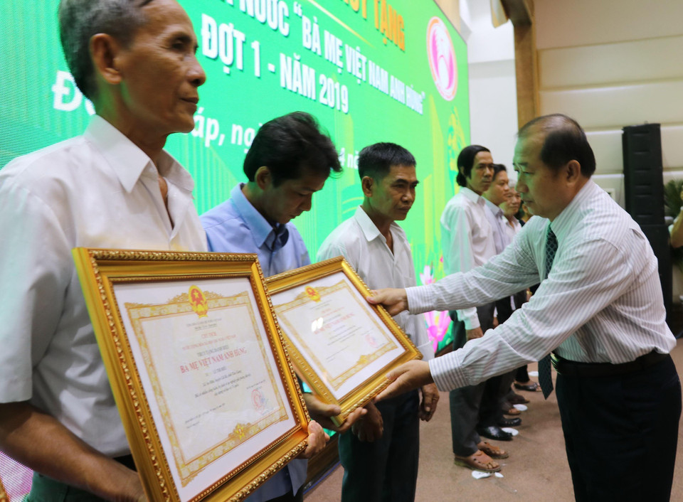 Lễ trao tặng, truy tặng Danh hiệu vinh dự Nhà nước ''Bà Mẹ Việt Nam Anh hùng'' cho 50 mẹ tại tỉnh Đồng Tháp, ngày 26/4/2019. (Ảnh: Nguyễn Văn Trí/TTXVN)