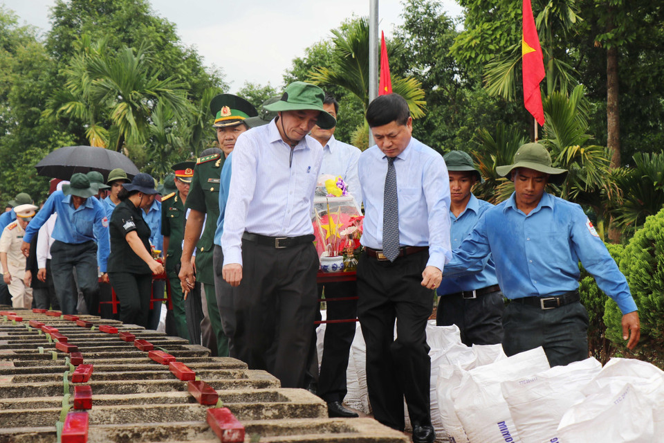 Lễ truy điệu, an táng 17 hài cốt liệt sỹ quân tình nguyện và chuyên gia Việt Nam hy sinh ở tỉnh Mondulkiri (Campuchia), tại Nghĩa trang Liệt sỹ tỉnh Đắk Lắk, ngày 16/5/2019. (Ảnh: Tuấn Anh/TTXVN)