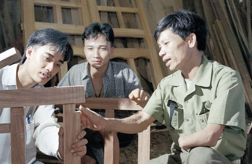 Thương binh hạng 2/4 Trần Văn Lưu, thôn Tiền Giang, xã Nam Sơn, huyện Đô Lương (Nghệ An) mở xưởng mộc dân dụng, tạo việc làm và thu nhập ổn định cho gần 20 lao động là con các gia đình thương binh, liệt sỹ. (Ảnh: Phùng Triệu/TTXVN)