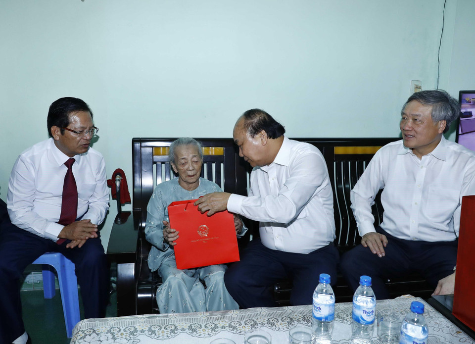 Chiều 2/7/2019, Thủ tướng Nguyễn Xuân Phúc đến thăm, tặng quà cho Mẹ Việt Nam anh hùng Dương Thị Hân, phường Nghĩa Chánh, thành phố Quảng Ngãi, có chồng và 2 con là liệt sỹ. (Ảnh: Thống Nhất/TTXVN)