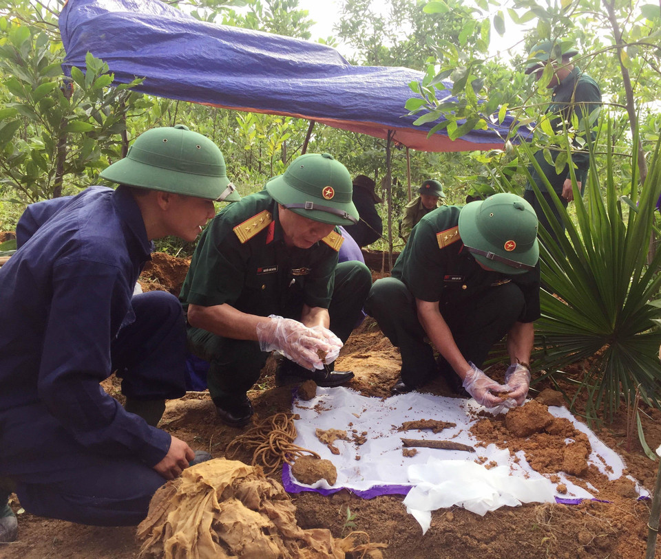 Đội Quy tập hài cốt liệt sỹ của Đoàn kinh tế Quốc phòng 337 (Quân khu 4) tổ chức tìm kiếm, cất bốc hài cốt liệt sỹ tại thôn Coóc, xã Hướng Linh, huyện Hướng Hóa, tỉnh Quảng Trị. (Ảnh: Thanh Thủ/TTXVN)