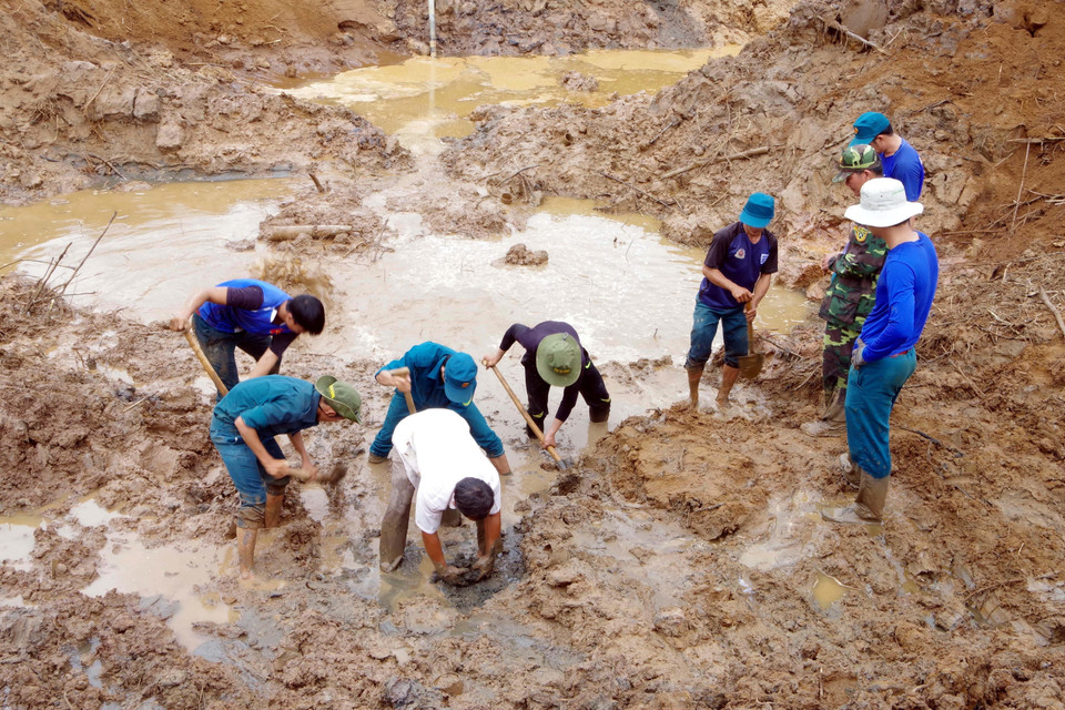 Cán bộ, chiến sỹ lực lượng vũ trang tỉnh Sóc Trăng tìm kiếm, quy tập hài cốt liệt sỹ tại huyện Trần Đề (tháng 6/2018). (Ảnh: Trung Hiếu/TTXVN)