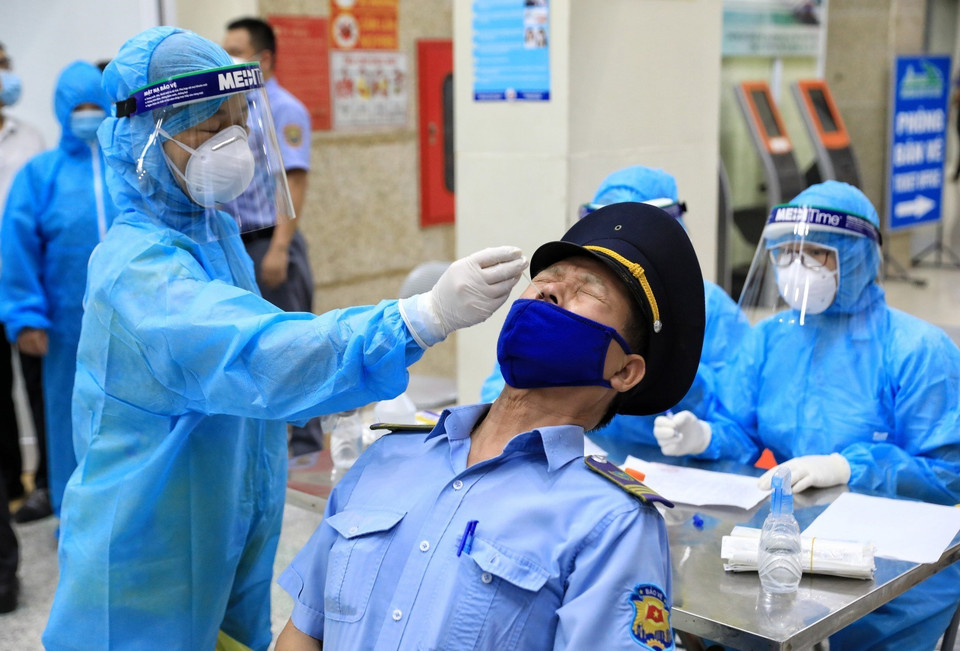 Lấy mẫu xét nghiệm dịch hầu mũi cho khoảng 150 cán bộ, công nhân viên làm việc tại Ga Hà Nội. (Ảnh: Thành Đạt/TTXVN)