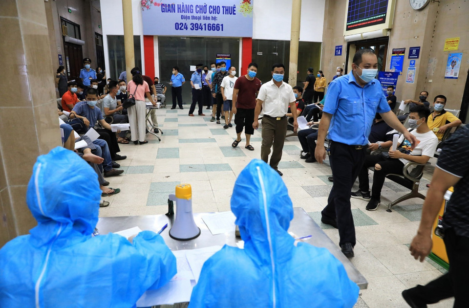 Tối 17/7, hơn 150 cán bộ, công nhân viên làm việc tại Ga Hà Nội được lấy mẫu xét nghiệm. (Ảnh: Thành Đạt/TTXVN)