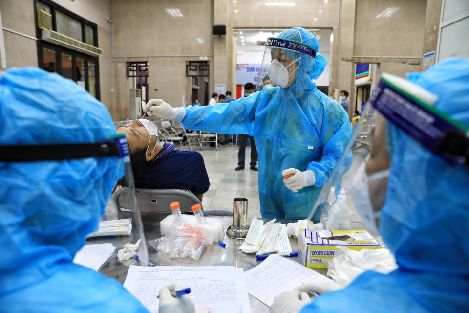 Trung tâm Y tế quận Đống Đa sẽ lấy mẫu chuyển CDC Hà Nội để xét nghiệm phát hiện SARS-CoV-2. (Ảnh: Thành Đạt/TTXVN)