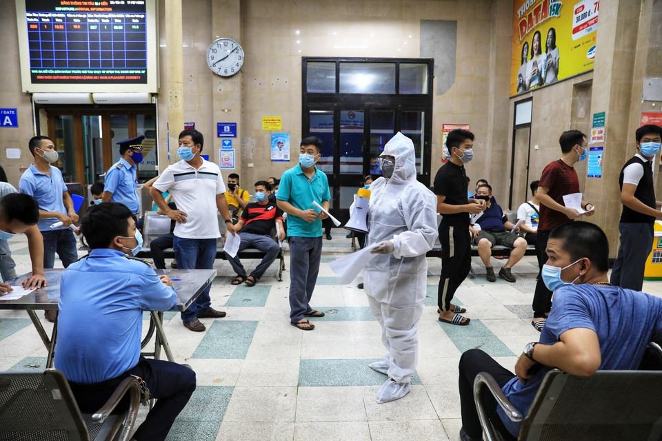 Cán bộ, công nhân lấy mẫu xét nghiệm nhằm thực hiện sự chỉ đạo của Sở Y tế Hà Nội về việc rà soát, sàng lọc các đối tượng có nguy cơ cao mắc COVID-19 tại cộng đồng, nhất là những người làm việc trong môi trường phải tiếp xúc nhiều. (Ảnh: Thành Đạt/TTXVN)
