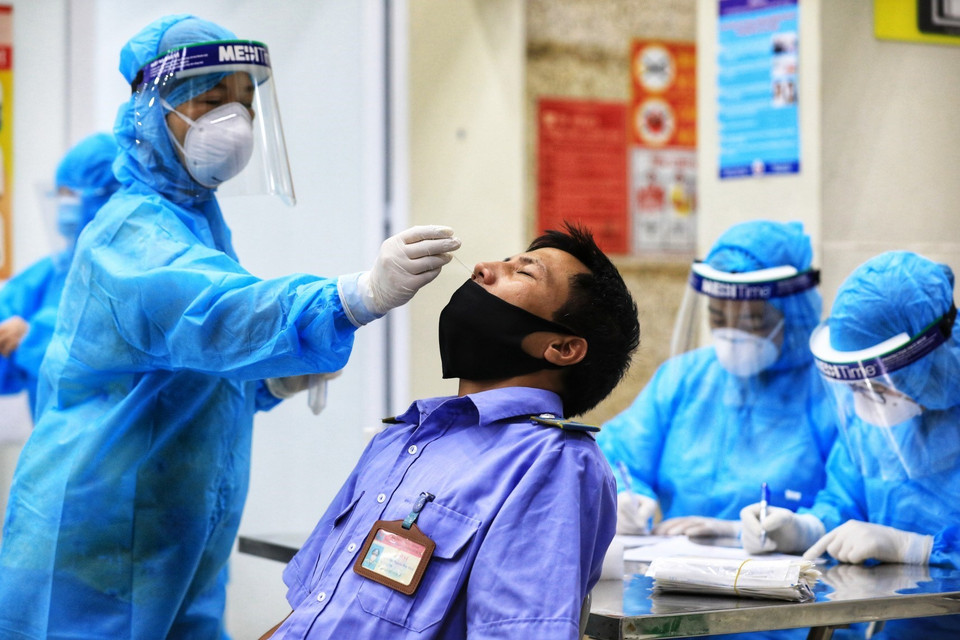 Đối tượng lấy mẫu xét nghiệm COVID-19 bao gồm nhân viên bảo vệ, nhân viên phục vụ trên tàu, nhân viên bán vé kiểm soát khách ra vào ga, nhân viên vệ sinh sân ga.... (Ảnh: Thành Đạt/TTXVN)