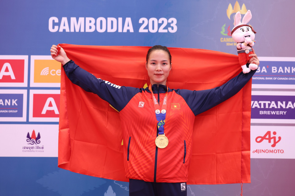 Vận động viên Karate Đinh Thị Hương giành huy chương Vàng nội dung Kumite hạng 68kg nữ. (Ảnh: Minh Quyết/TTXVN)