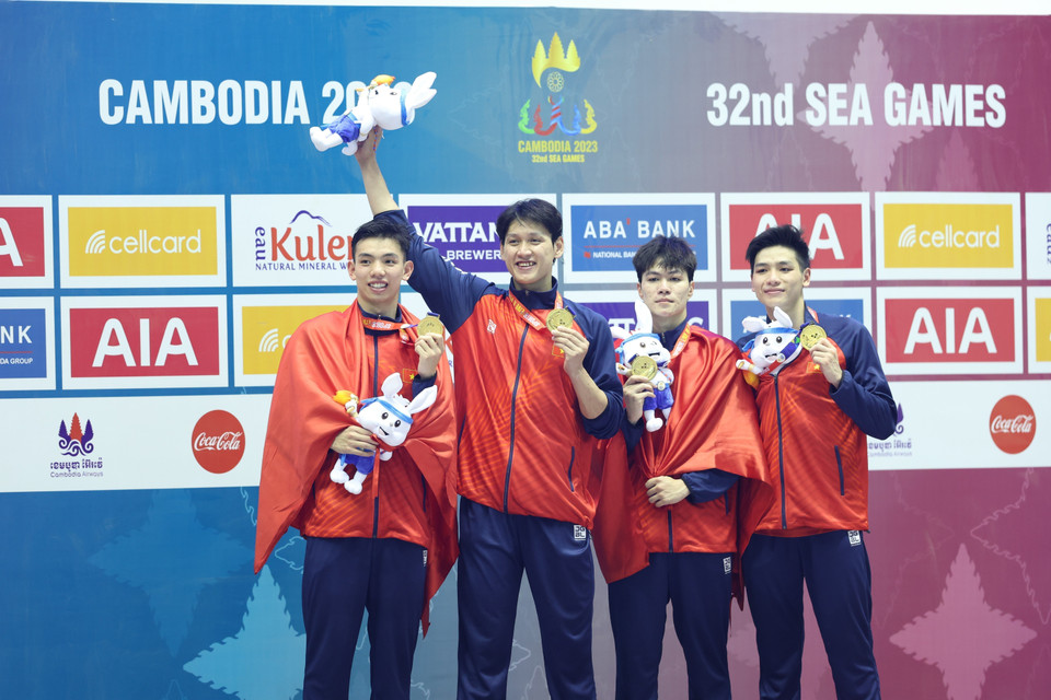 Đội bơi tiếp sức 4x200m tự do nam gồm Nguyễn Hữu Kim Sơn, Nguyễn Huy Hoàng, Hoàng Quý Phước và Trần Hưng Nguyên xuất sắc bảo vệ thành công tấm huy chương Vàng ở nội dung này. (Ảnh: Minh Quyết/TTXVN)