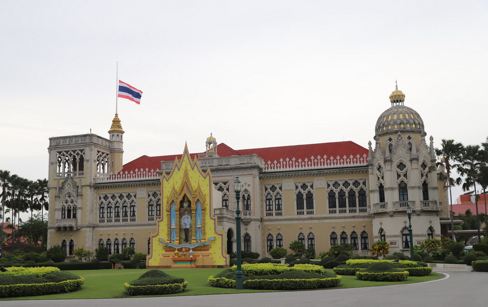 Cờ rủ trên tòa nhà Văn phòng Thủ tướng Thái Lan tưởng nhớ Tổng Bí thư Nguyễn Phú Trọng. (Ảnh: Đỗ Sinh/TTXVN)