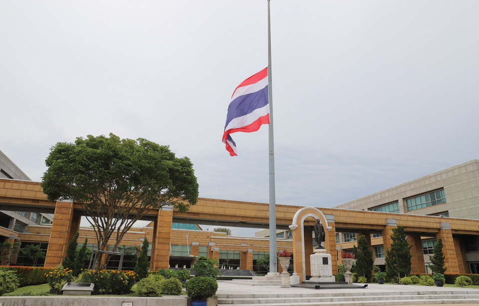 Bộ Ngoại giao Thái Lan treo cờ rủ tưởng nhớ Tổng Bí thư Nguyễn Phú Trọng. (Ảnh: Đỗ Sinh/TTXVN)